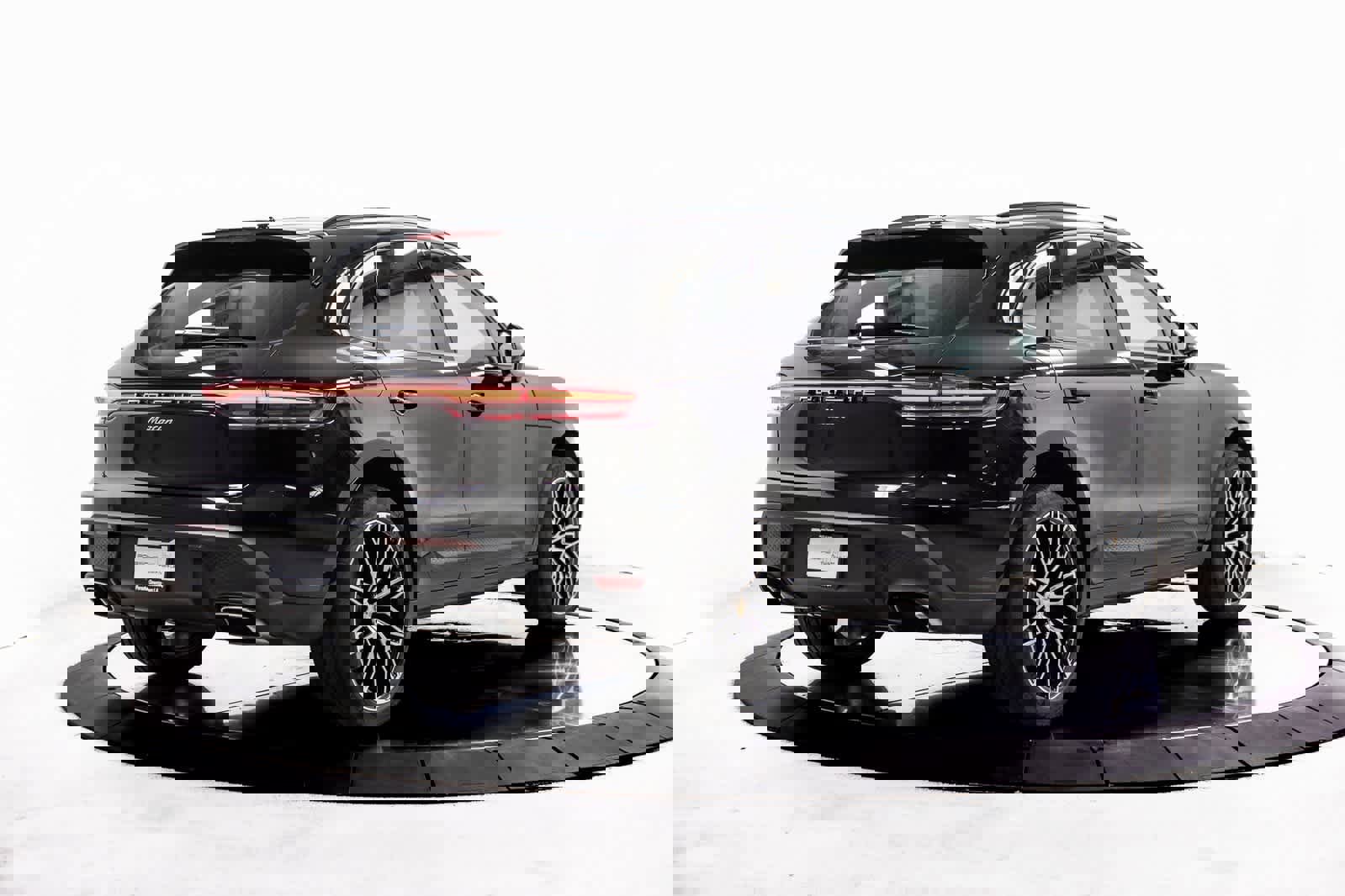 Certified 2025 Porsche Macan image 7