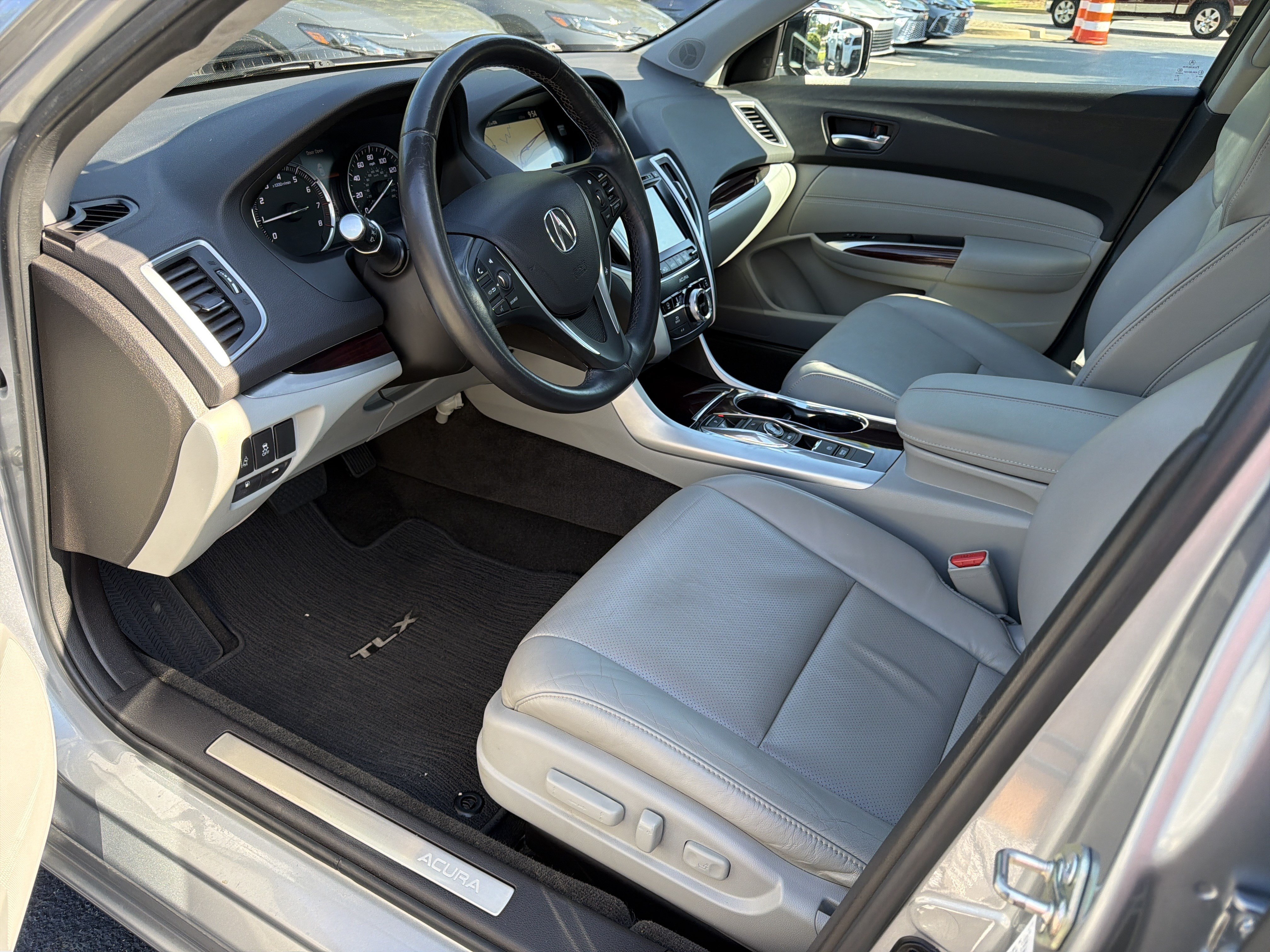 Used 2017 Acura TLX w/ Technology Package FWD image 9