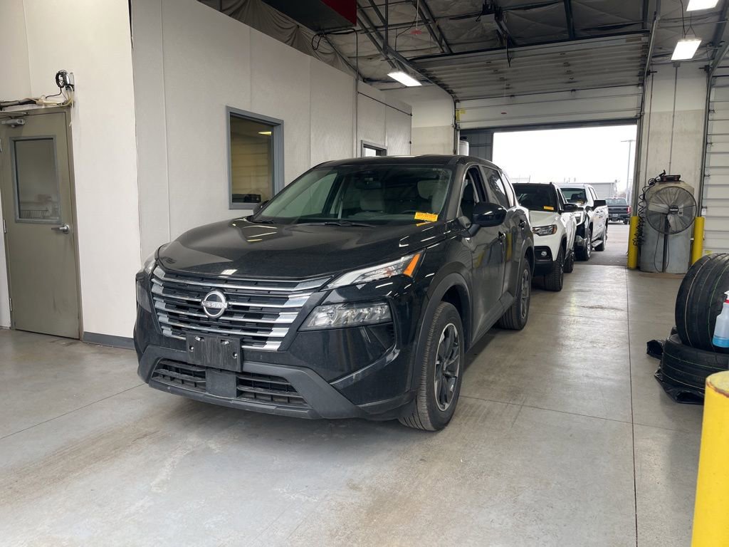 Used 2025 Nissan Rogue SV image 1