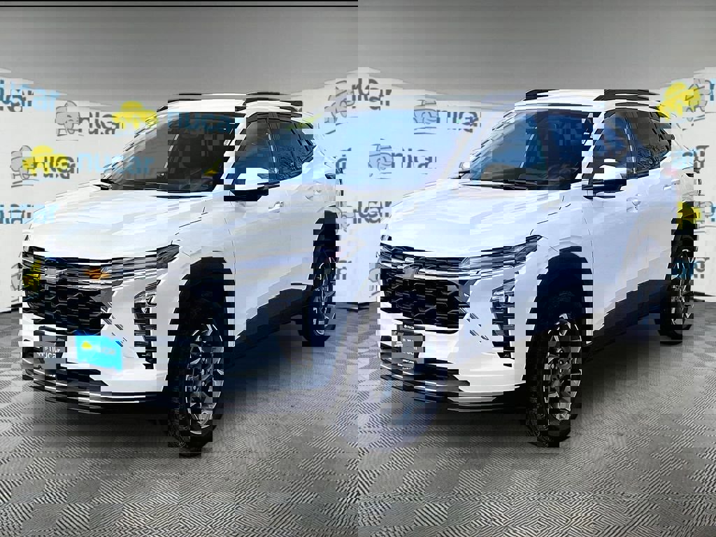 Used 2025 Chevrolet Trax LT w/ LT Convenience Package FWD image 3