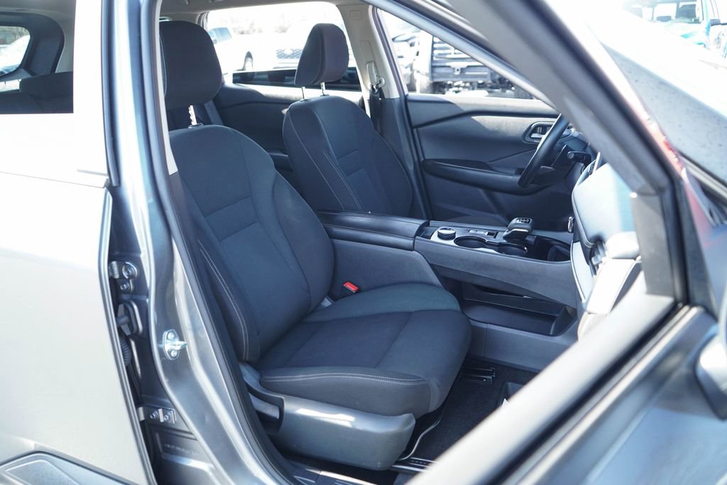 Used 2025 Nissan Rogue S image 32