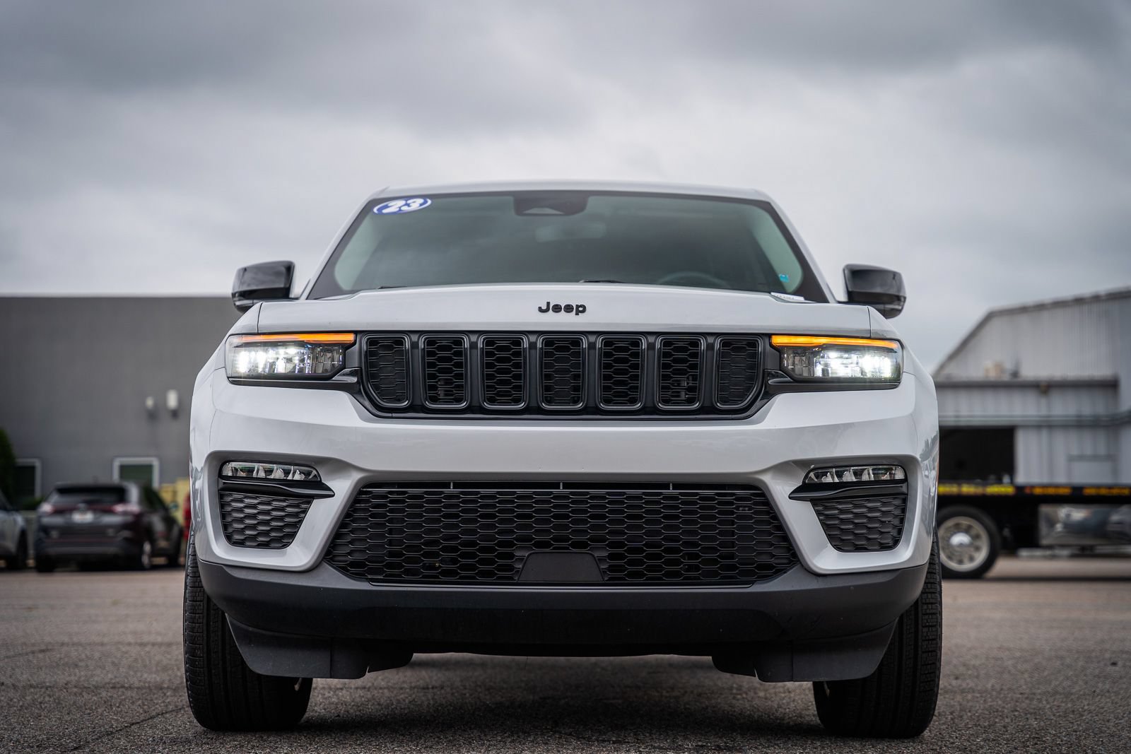 Used 2023 Jeep Grand Cherokee Limited w/ Black Appearance Package AWD/4WD image 2