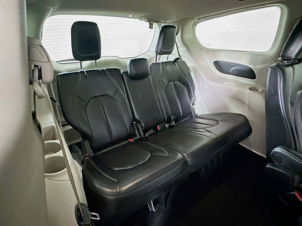 Used 2023 Chrysler Pacifica Touring-L image 14