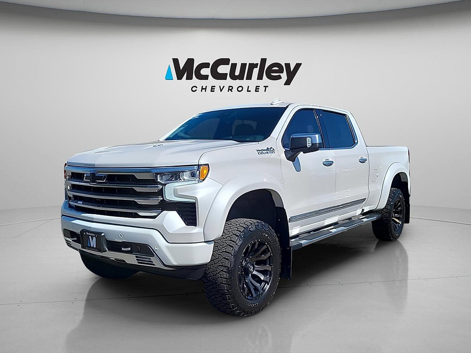 Used 2024 Chevrolet Silverado 1500 High Country w/ Technology Package AWD/4WD image 3