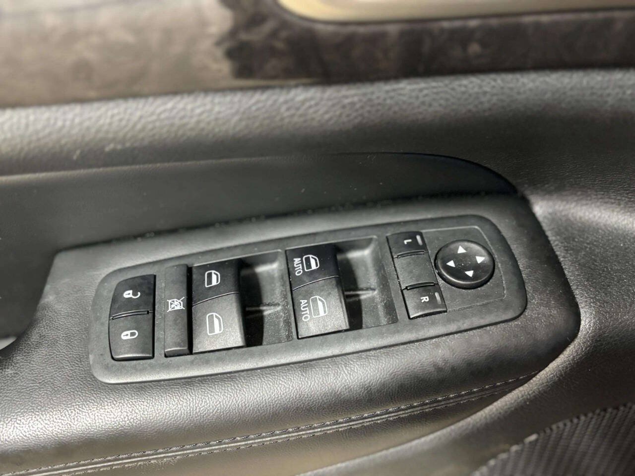 Used 2012 Jeep Grand Cherokee Laredo w/ Laredo E Group AWD/4WD image 30
