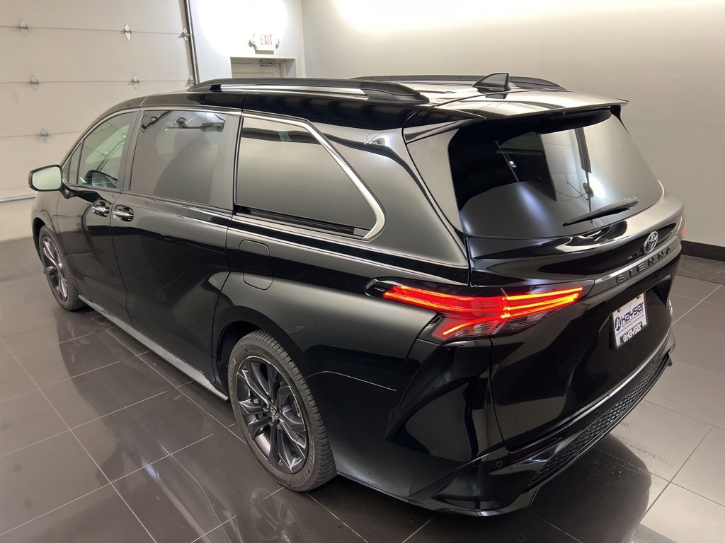 Used 2022 Toyota Sienna XSE image 4