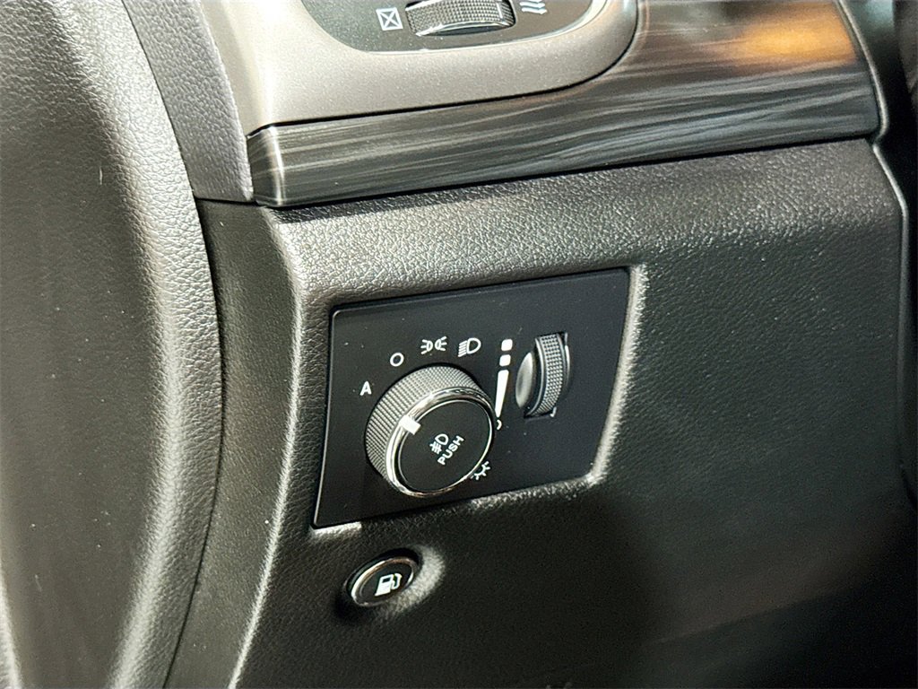 Used 2020 Jeep Grand Cherokee Laredo w/ Security & Convenience Group image 25