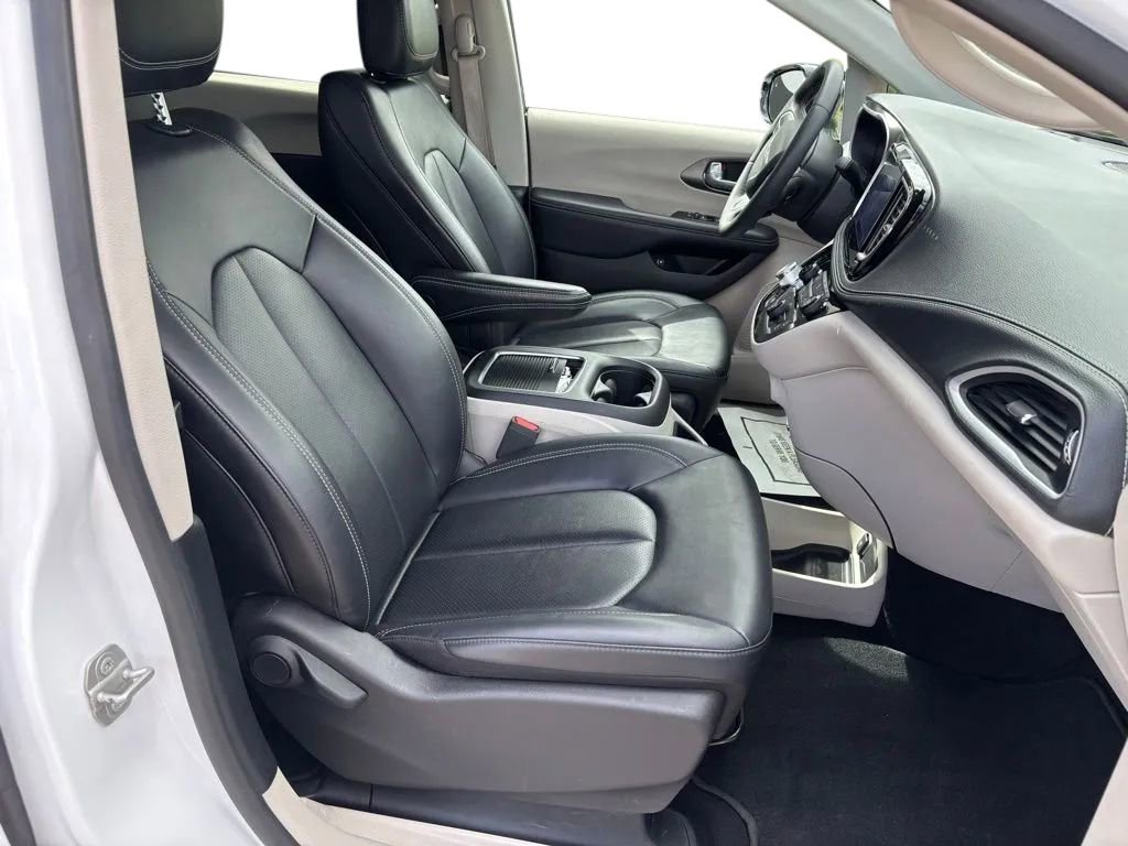 Used 2024 Chrysler Pacifica Limited FWD image 33