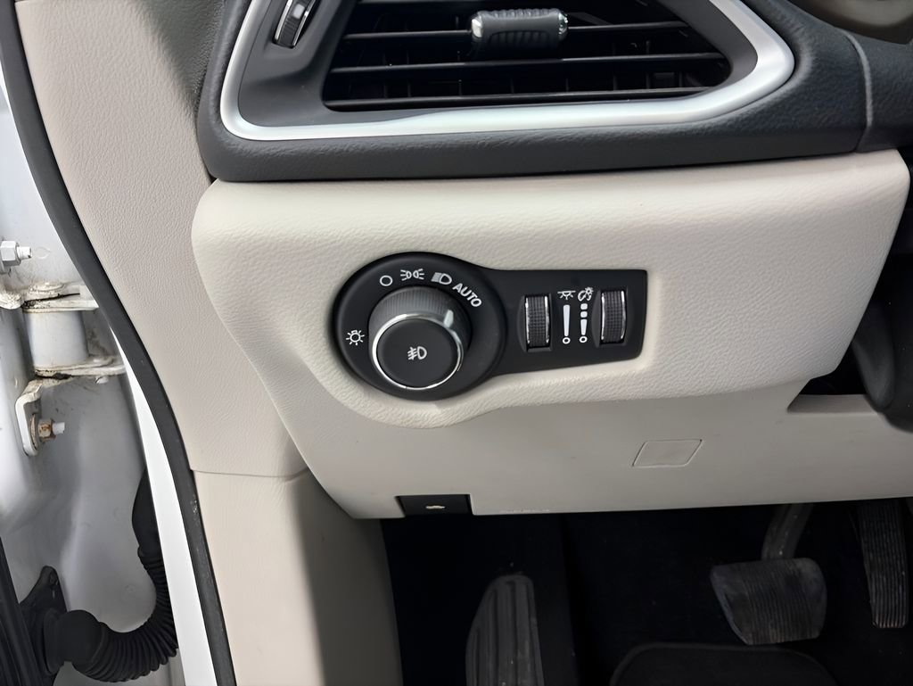 Used 2019 Chrysler Pacifica Touring Plus FWD image 23