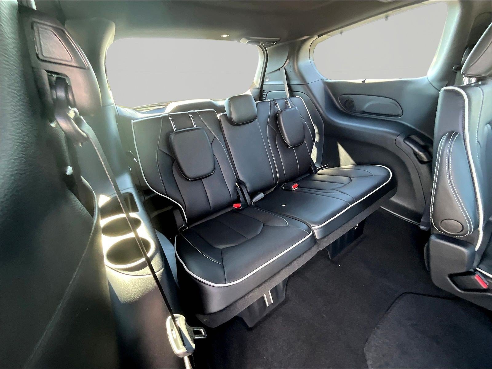 New 2027 Chrysler Pacifica Limited AWD/4WD image 21