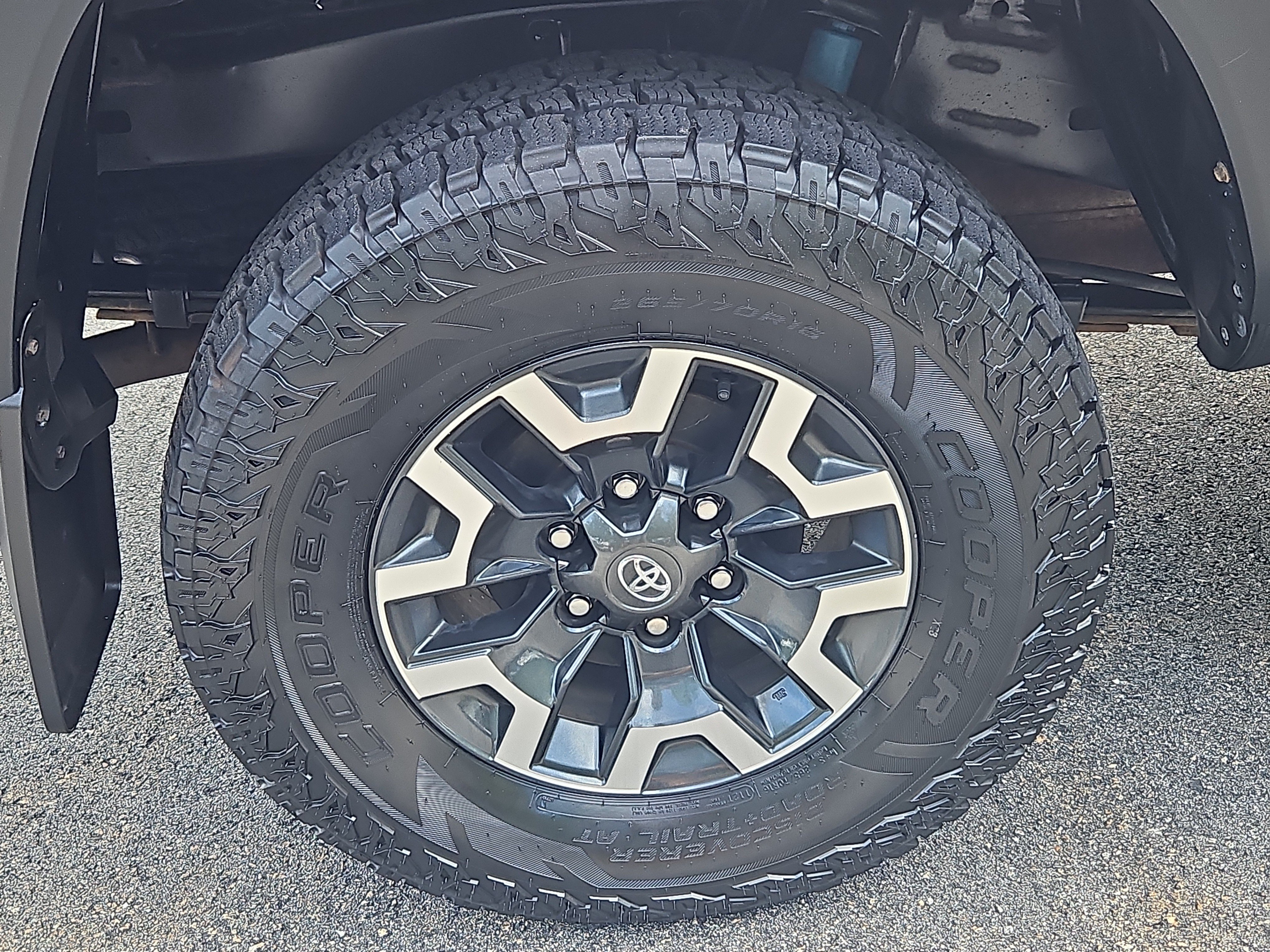 Used 2022 Toyota Tacoma TRD Off-Road AWD/4WD image 24