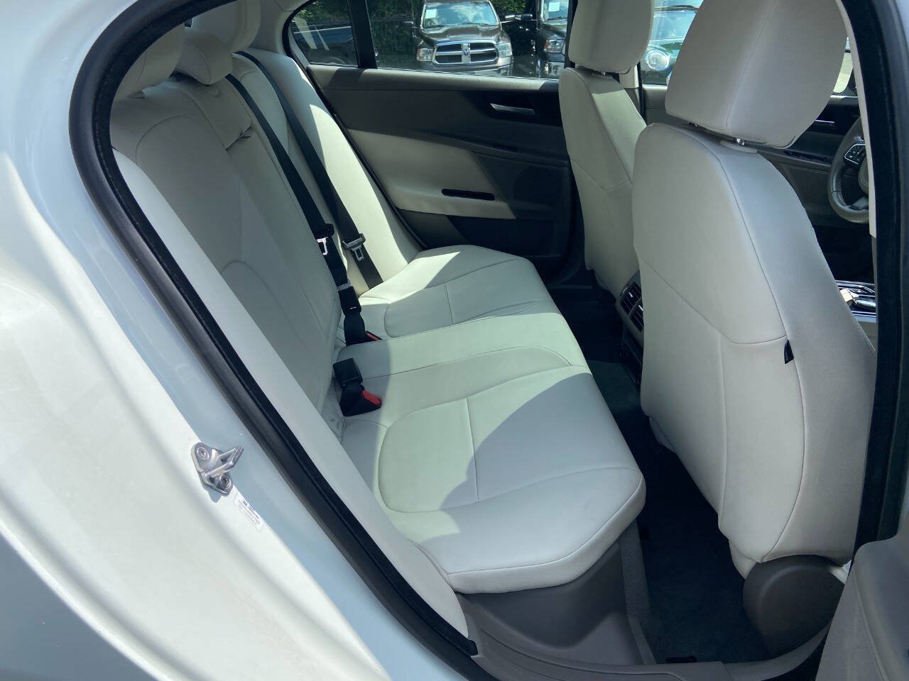 Used 2018 Jaguar XE Premium RWD image 19