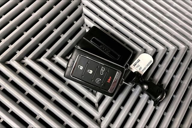 Used 2022 Jeep Grand Cherokee L Summit w/ Advanced Protech Group IV image 11
