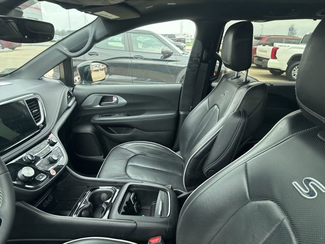 Used 2025 Chrysler Pacifica Limited image 35