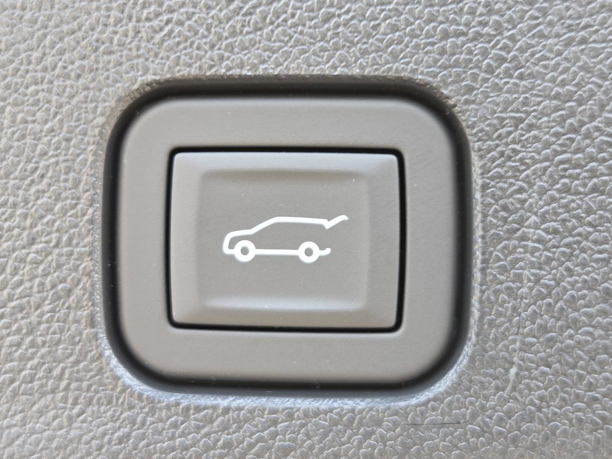 New 2027 Chevrolet Traverse LT w/ Sun and Wheel Package FWD image 23