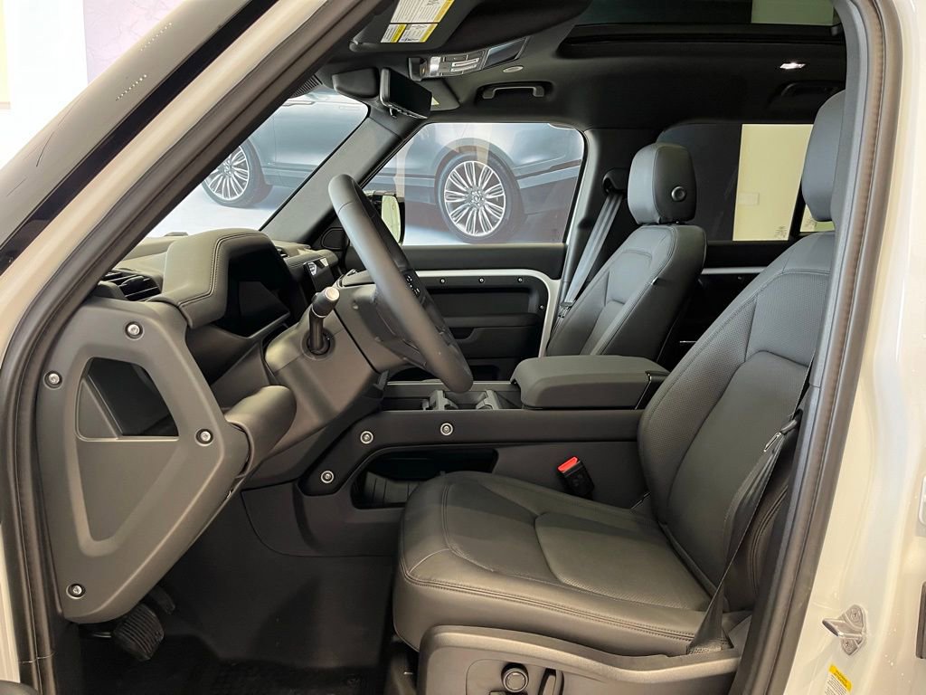 Used 2025 Land Rover Defender 110 X-Dynamic SE image 17