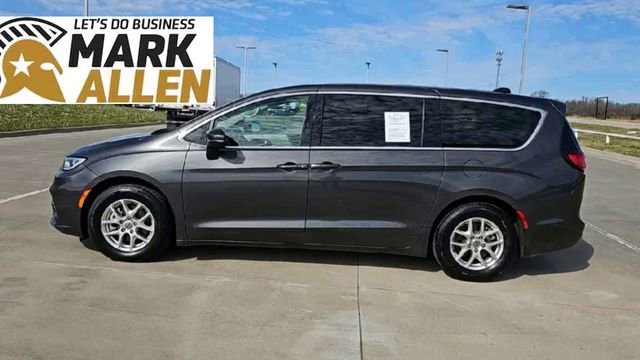 Used 2023 Chrysler Pacifica Touring-L FWD image 5