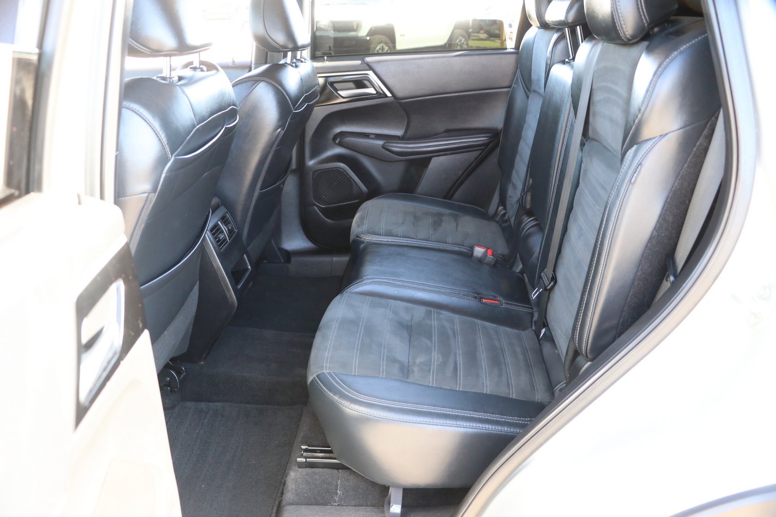 Used 2023 Mitsubishi Outlander SE FWD image 28
