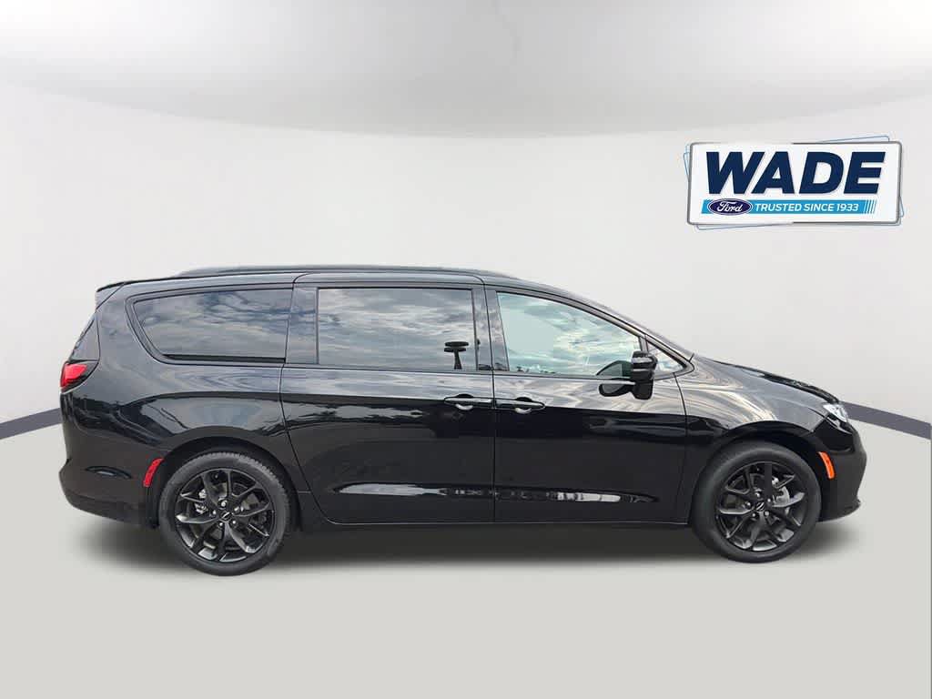 Used 2024 Chrysler Pacifica Touring-L w/ S Appearance Package AWD/4WD image 4