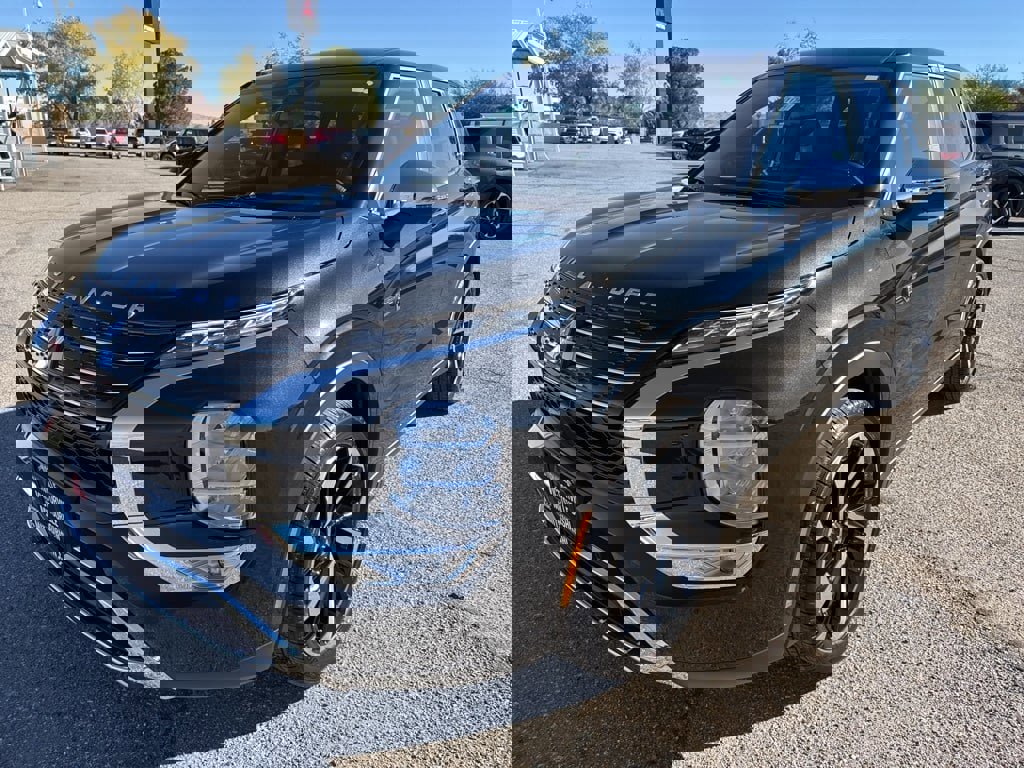 New 2025 Mitsubishi Outlander SE image 3