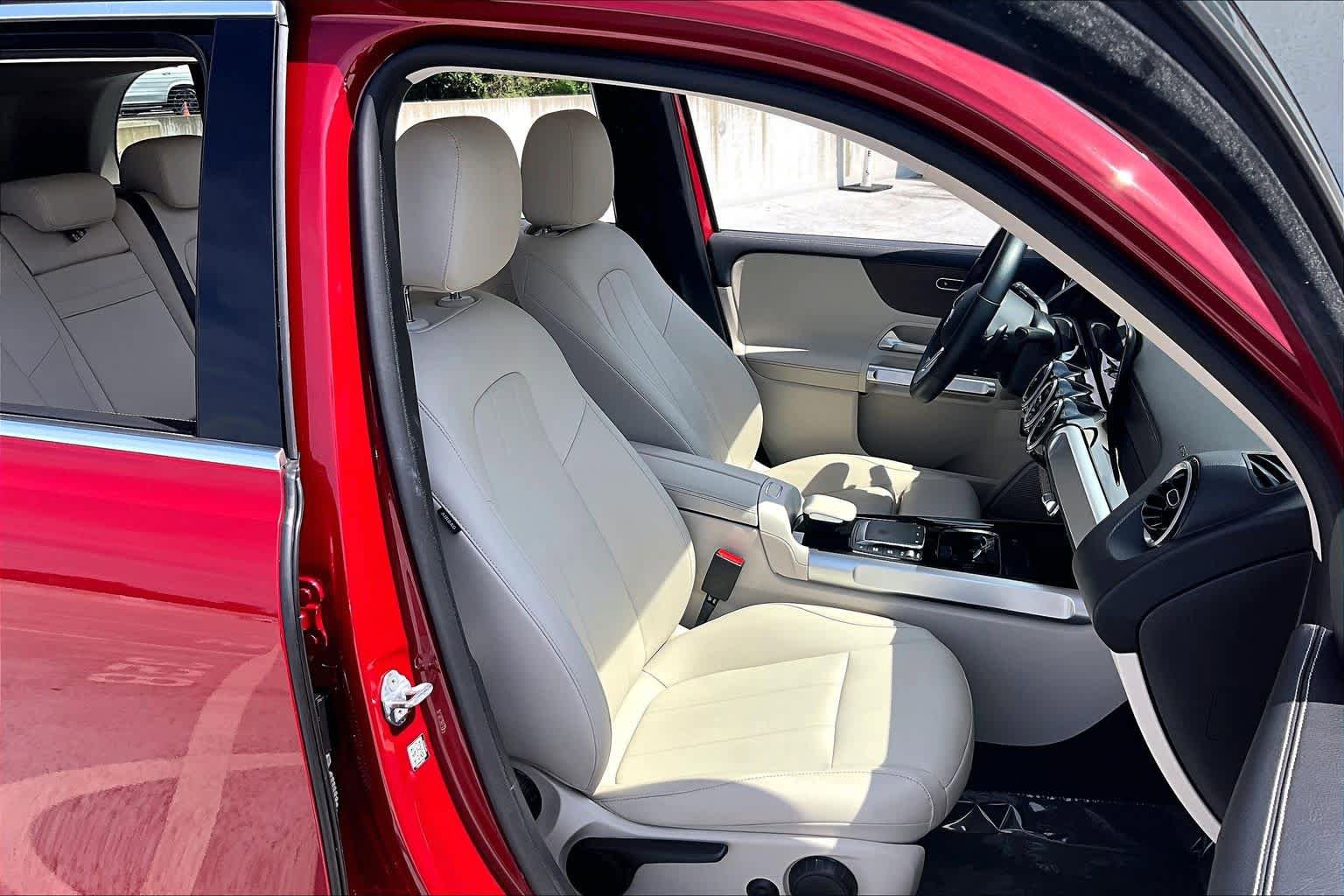 Used 2022 Mercedes-Benz GLB 250 4MATIC w/ Premium Package Lite image 9