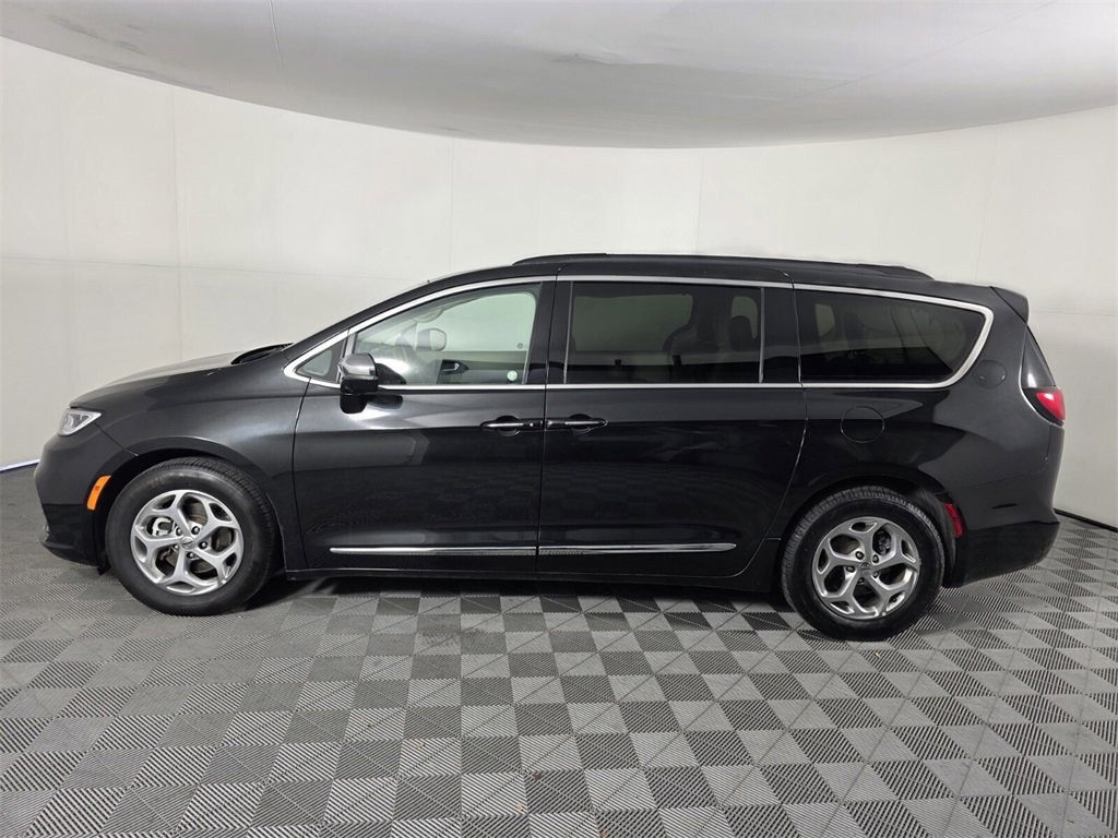 Used 2023 Chrysler Pacifica Limited image 8