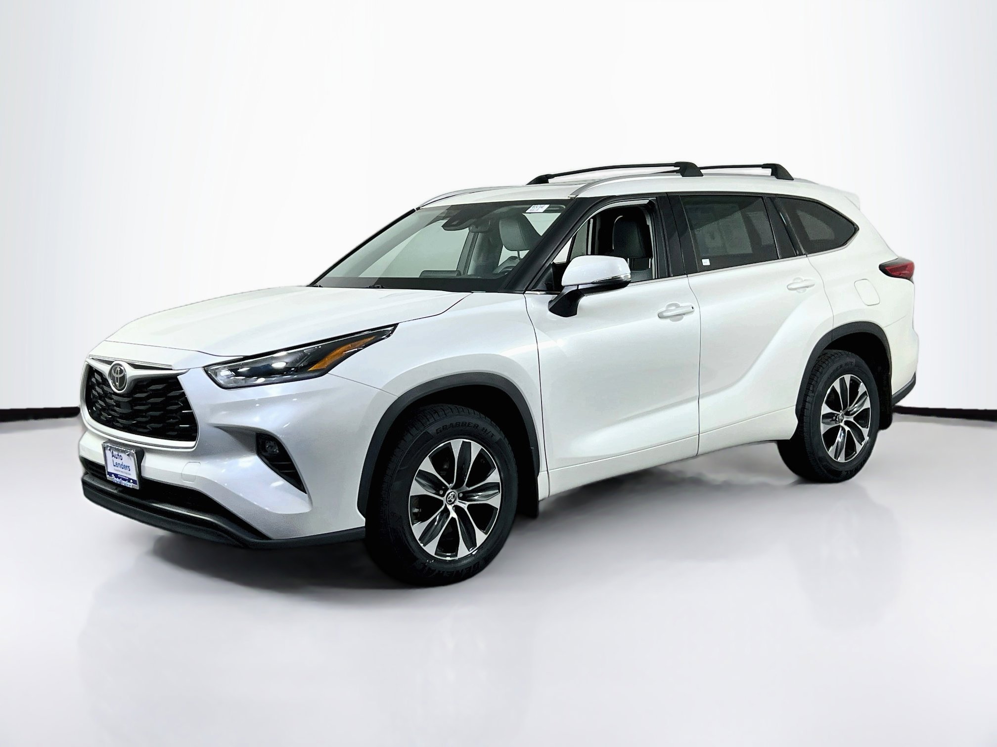 Used 2021 Toyota Highlander XLE AWD/4WD image 1
