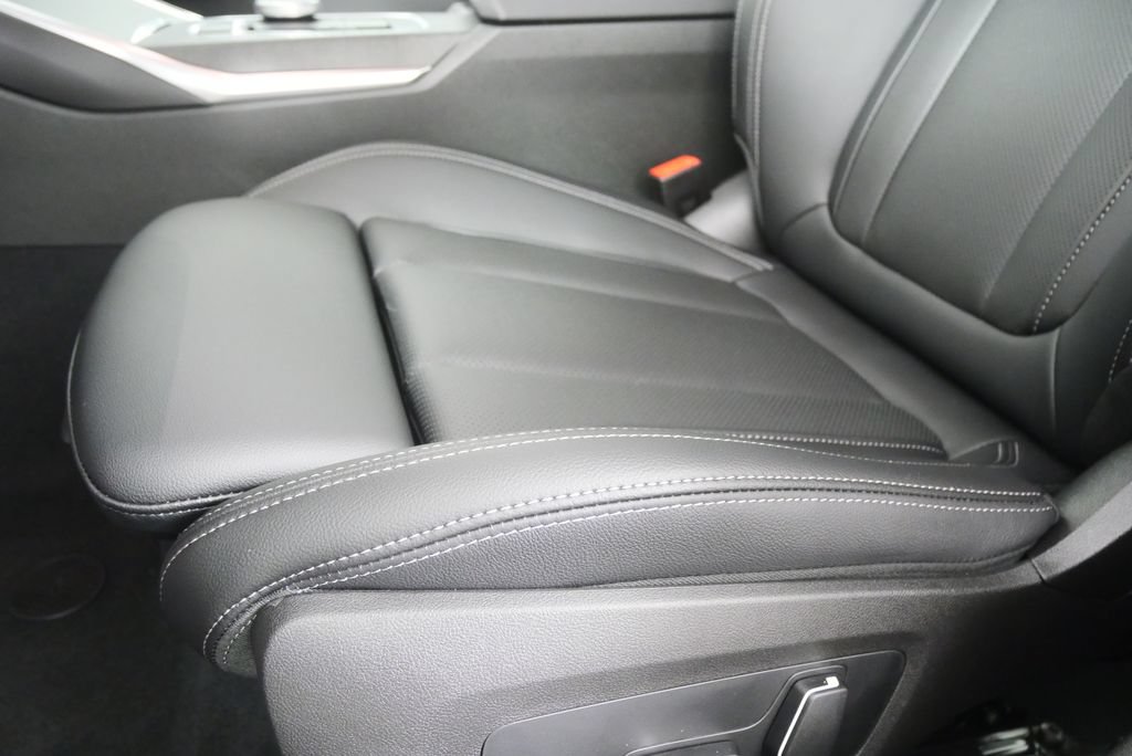 Used 2026 BMW 330i Sedan w/ M Sport Package RWD image 9