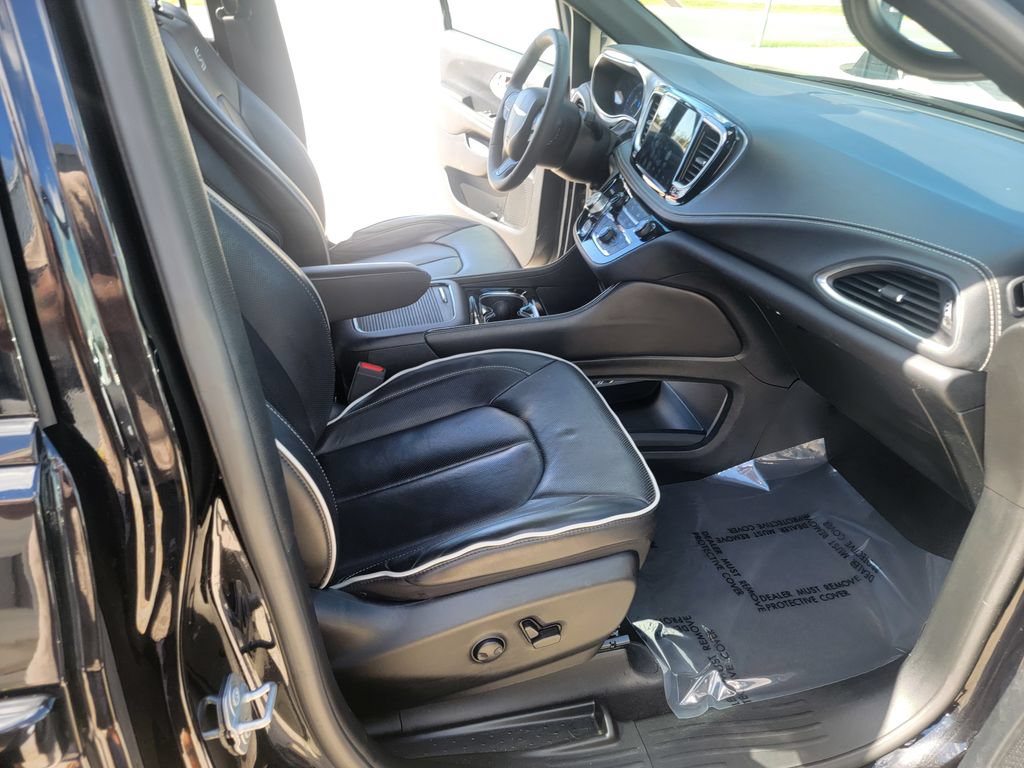 Used 2025 Chrysler Pacifica Limited FWD image 15