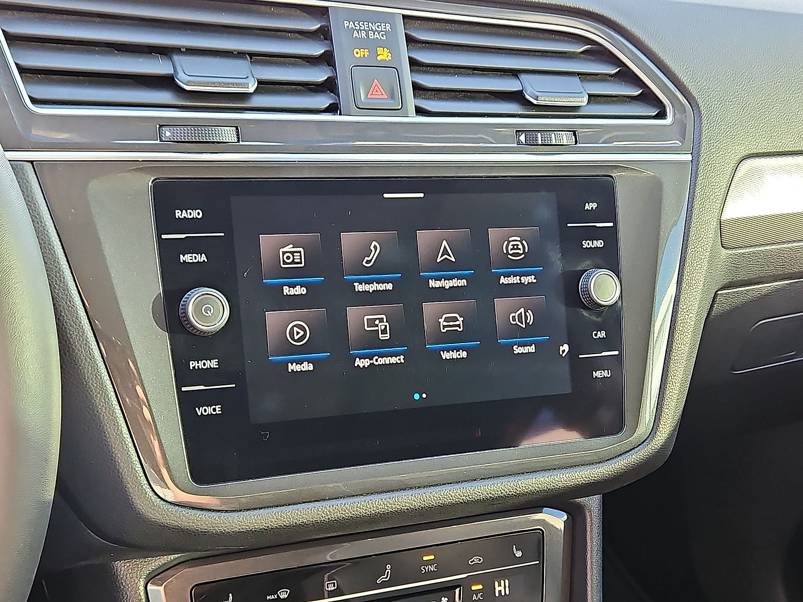 Certified 2023 Volkswagen Tiguan SE w/ Panoramic Sunroof Package FWD image 19
