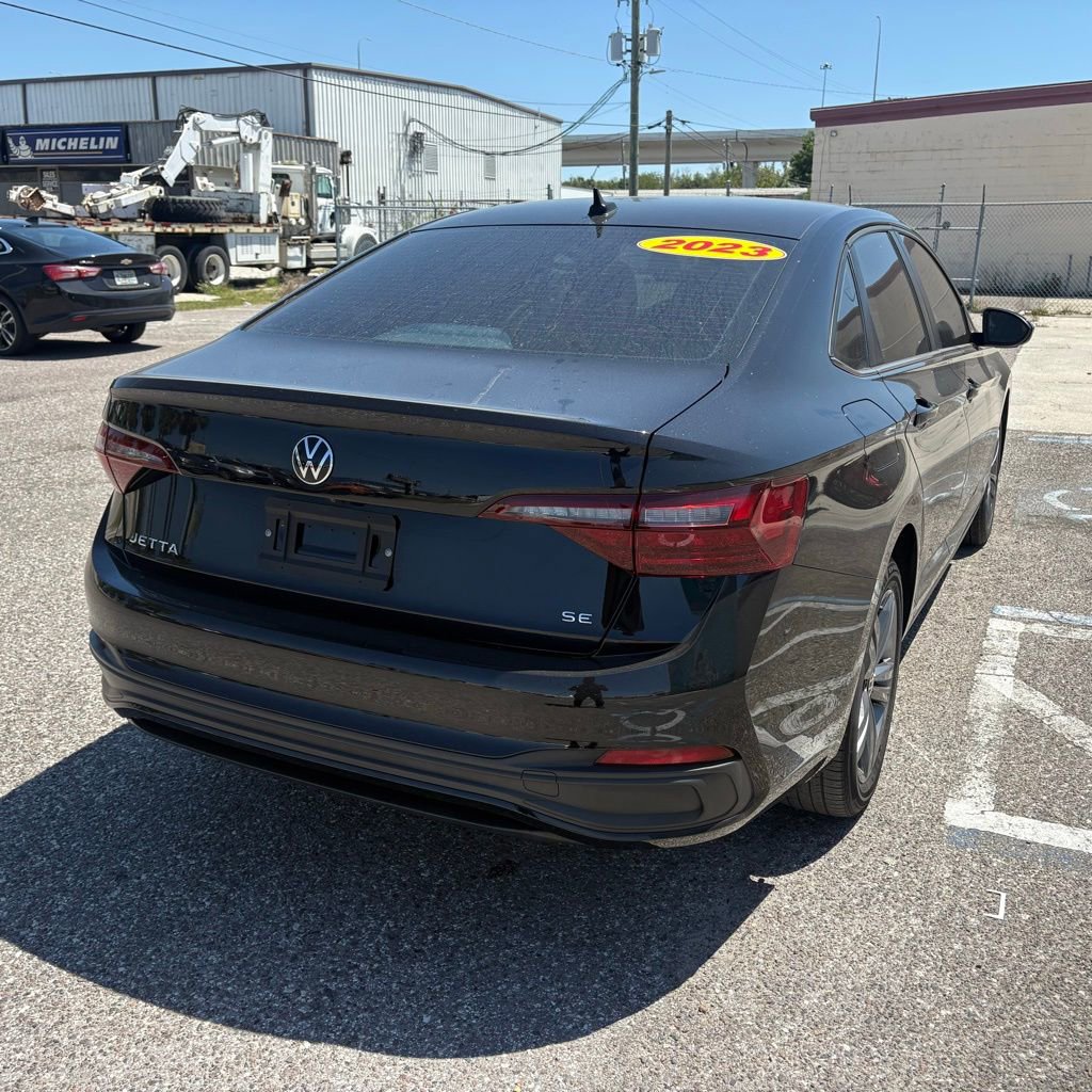 Used 2023 Volkswagen Jetta SE image 3