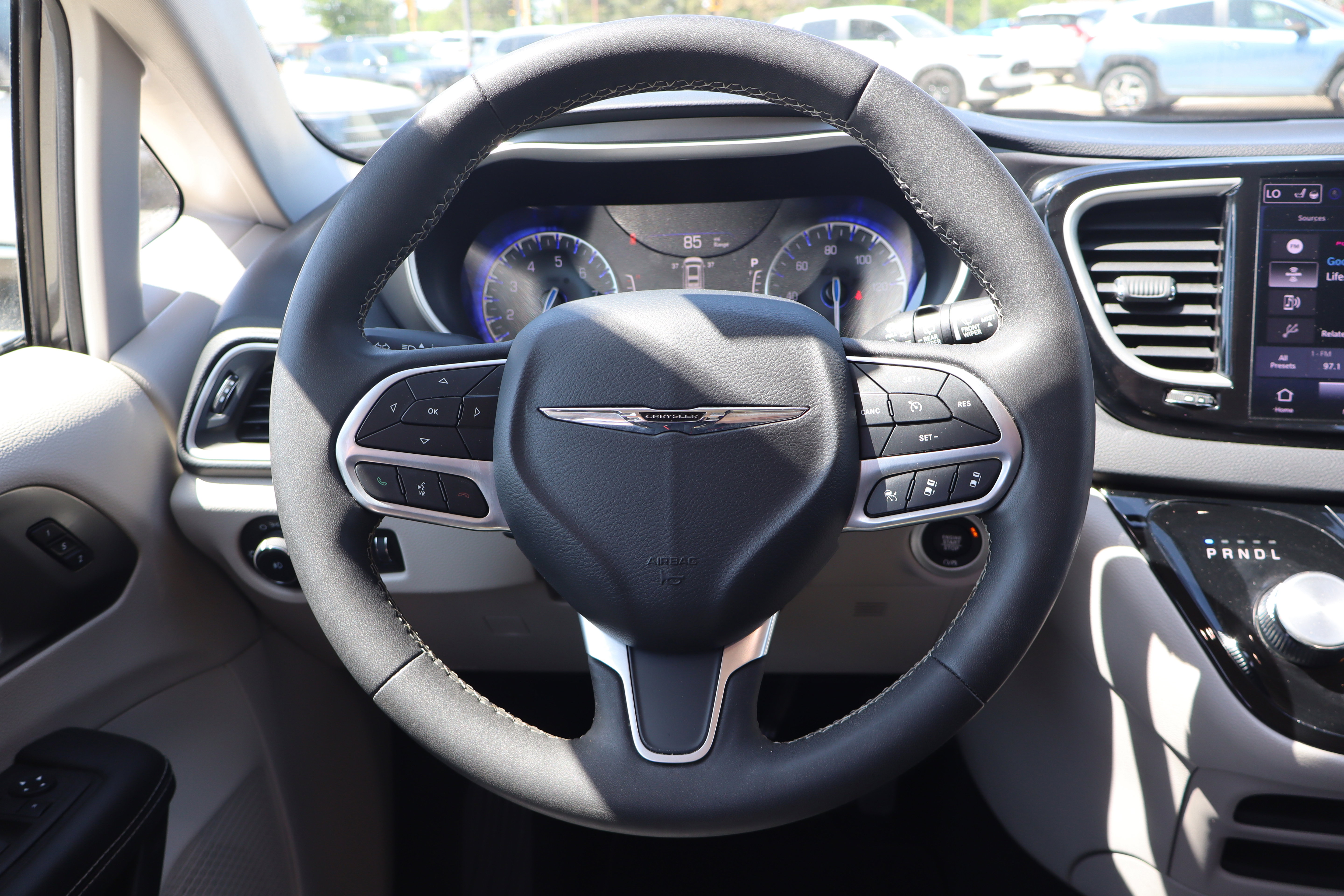 Used 2023 Chrysler Pacifica Touring-L FWD image 17