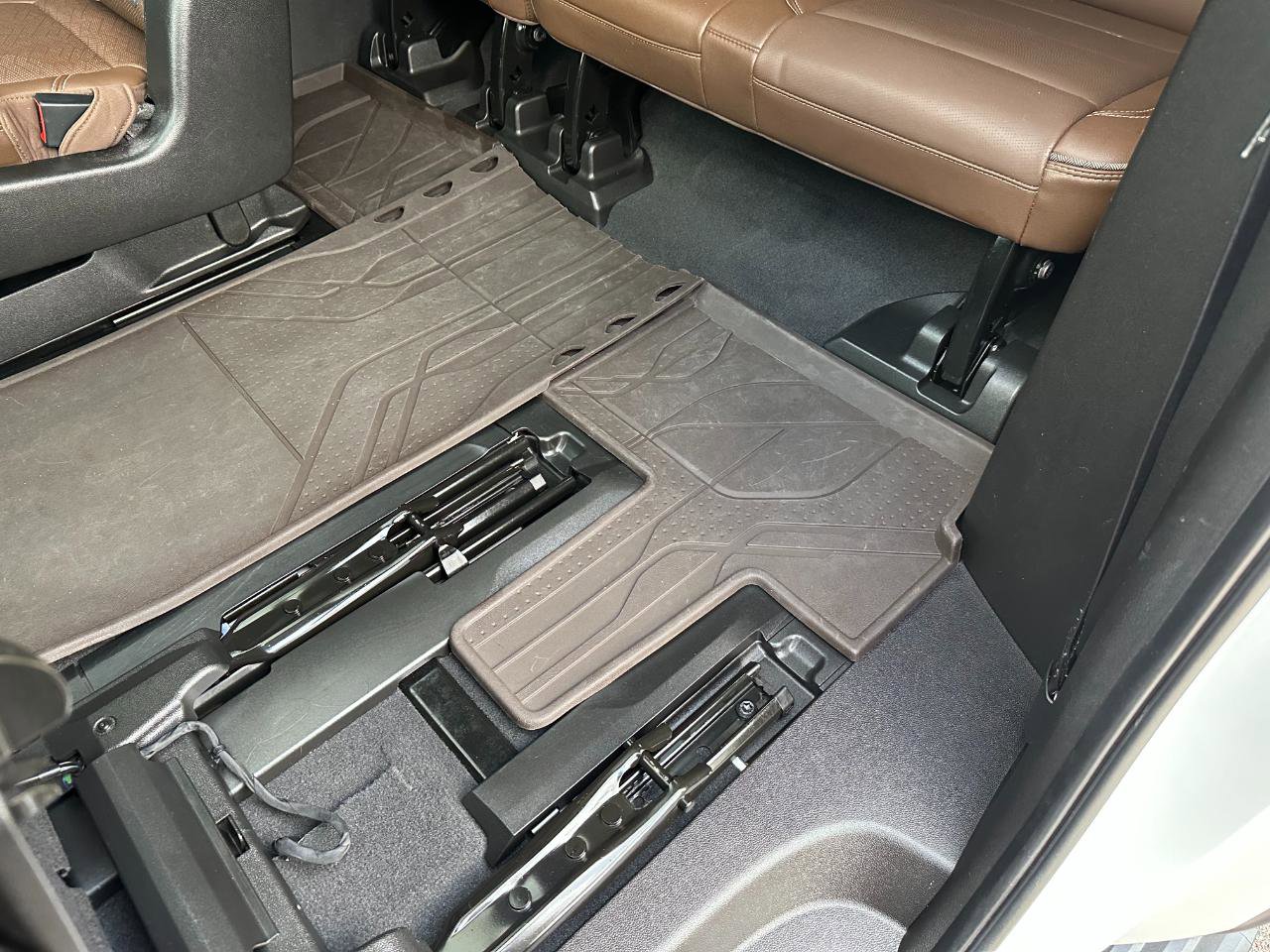 Used 2021 Chevrolet Suburban High Country RWD image 23