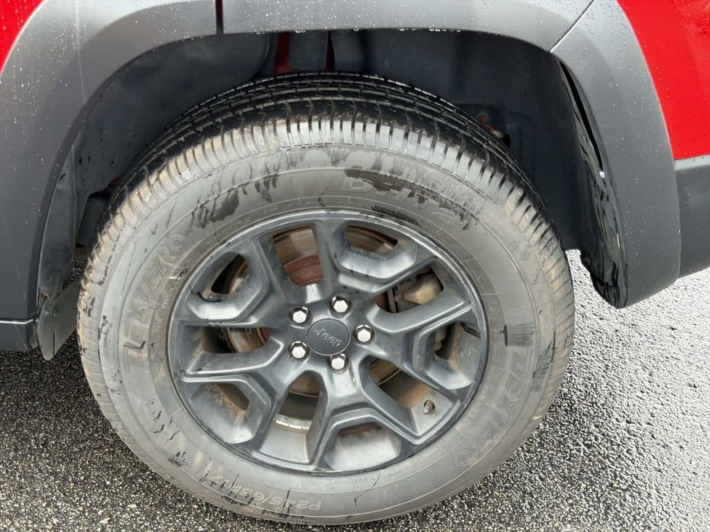 Used 2019 Jeep Cherokee Trailhawk w/ Cold Weather Group image 11