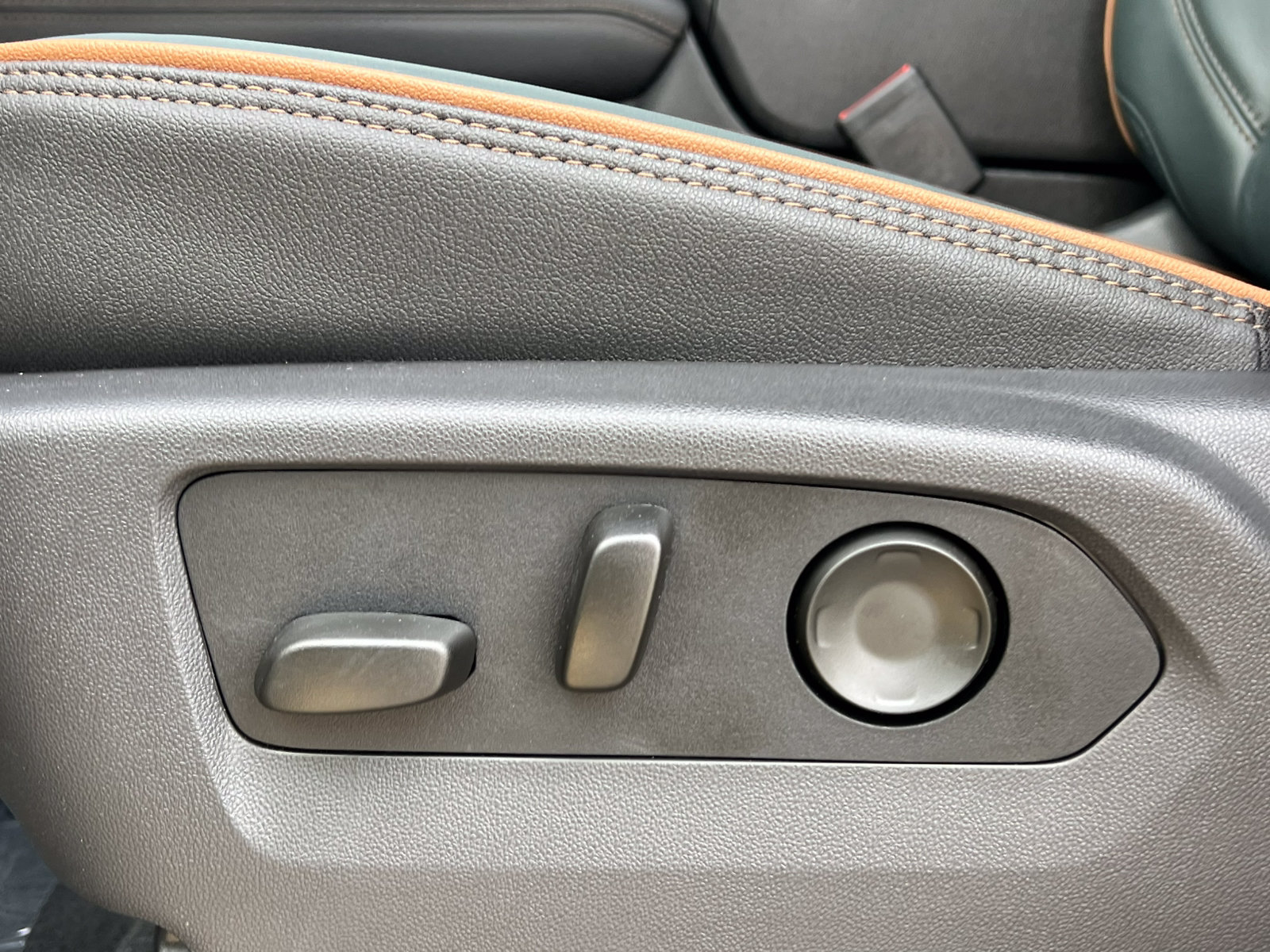 New 2026 GMC Yukon AT4 w/ AT4 Premium Plus Package AWD/4WD image 11