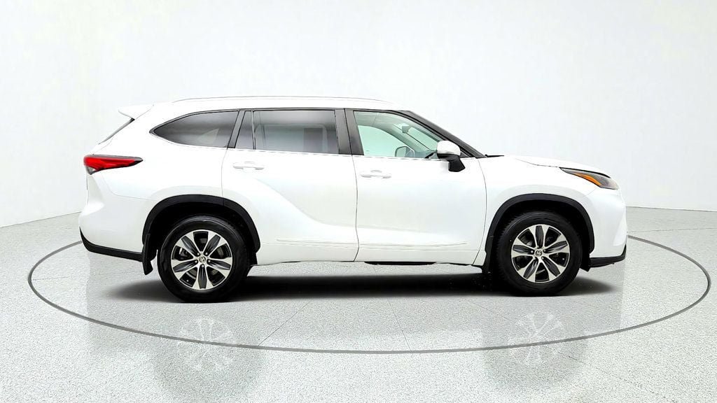 Used 2023 Toyota Highlander XLE AWD/4WD image 4