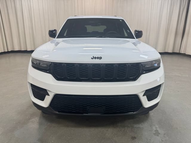 Used 2025 Jeep Grand Cherokee Altitude AWD/4WD image 10
