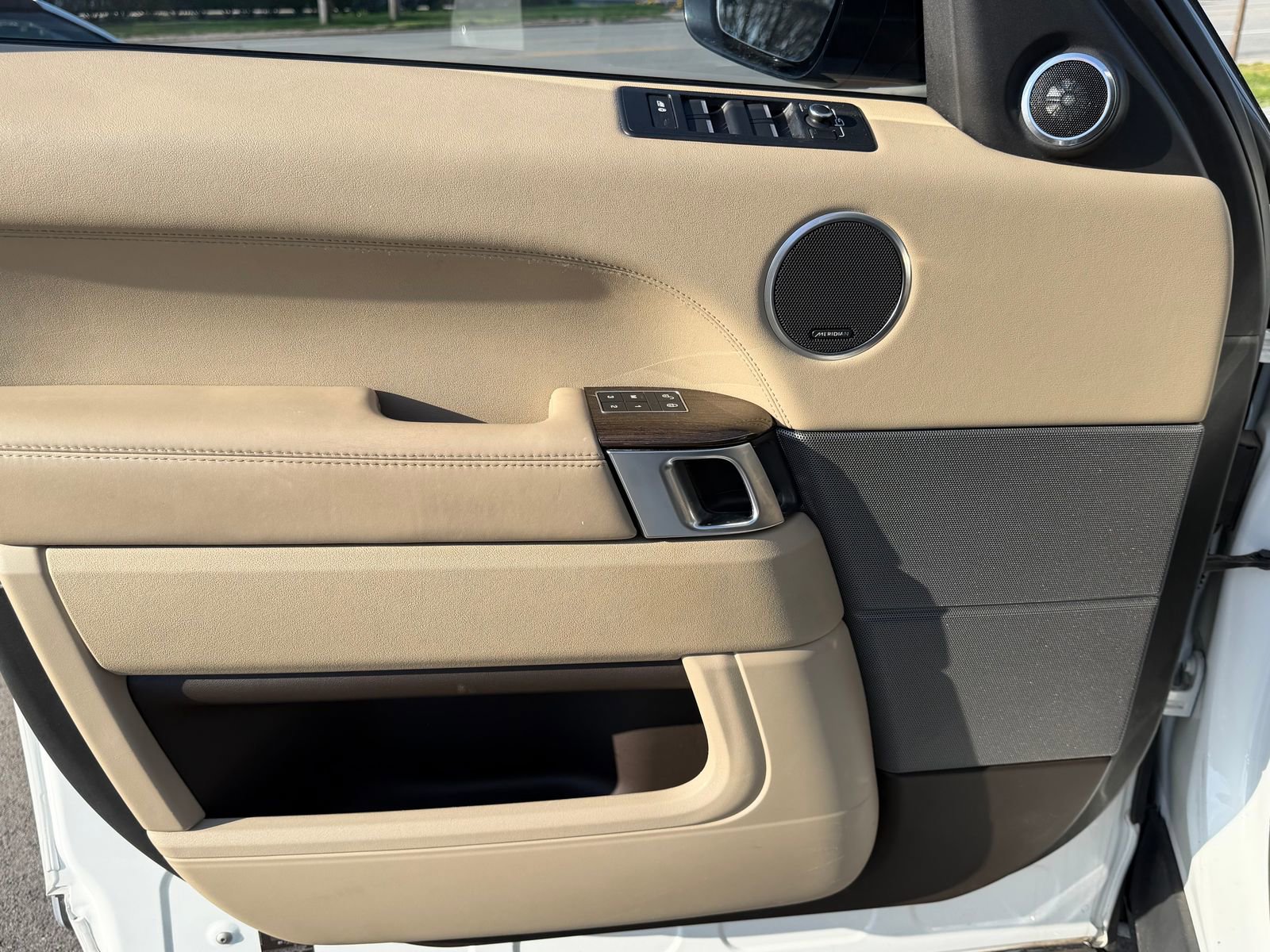 Used 2016 Land Rover Range Rover Sport HSE image 18