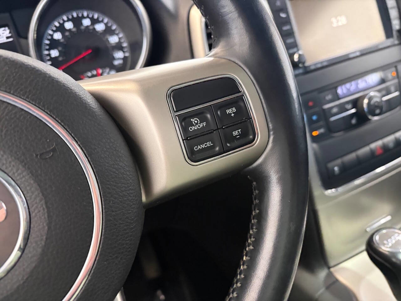 Used 2011 Jeep Grand Cherokee Laredo AWD/4WD image 25