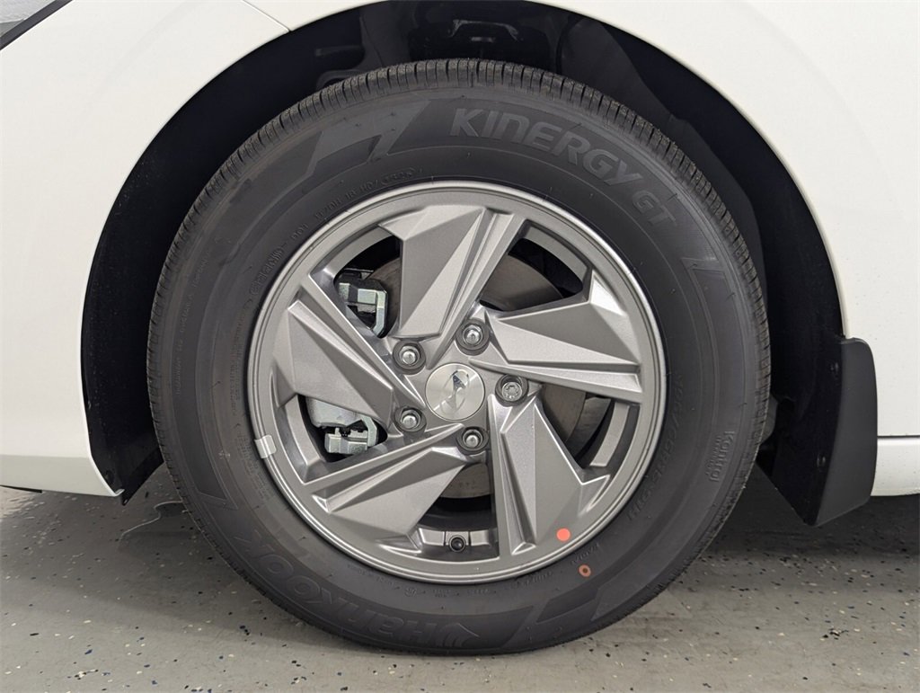 Certified 2025 Hyundai Elantra SE image 9