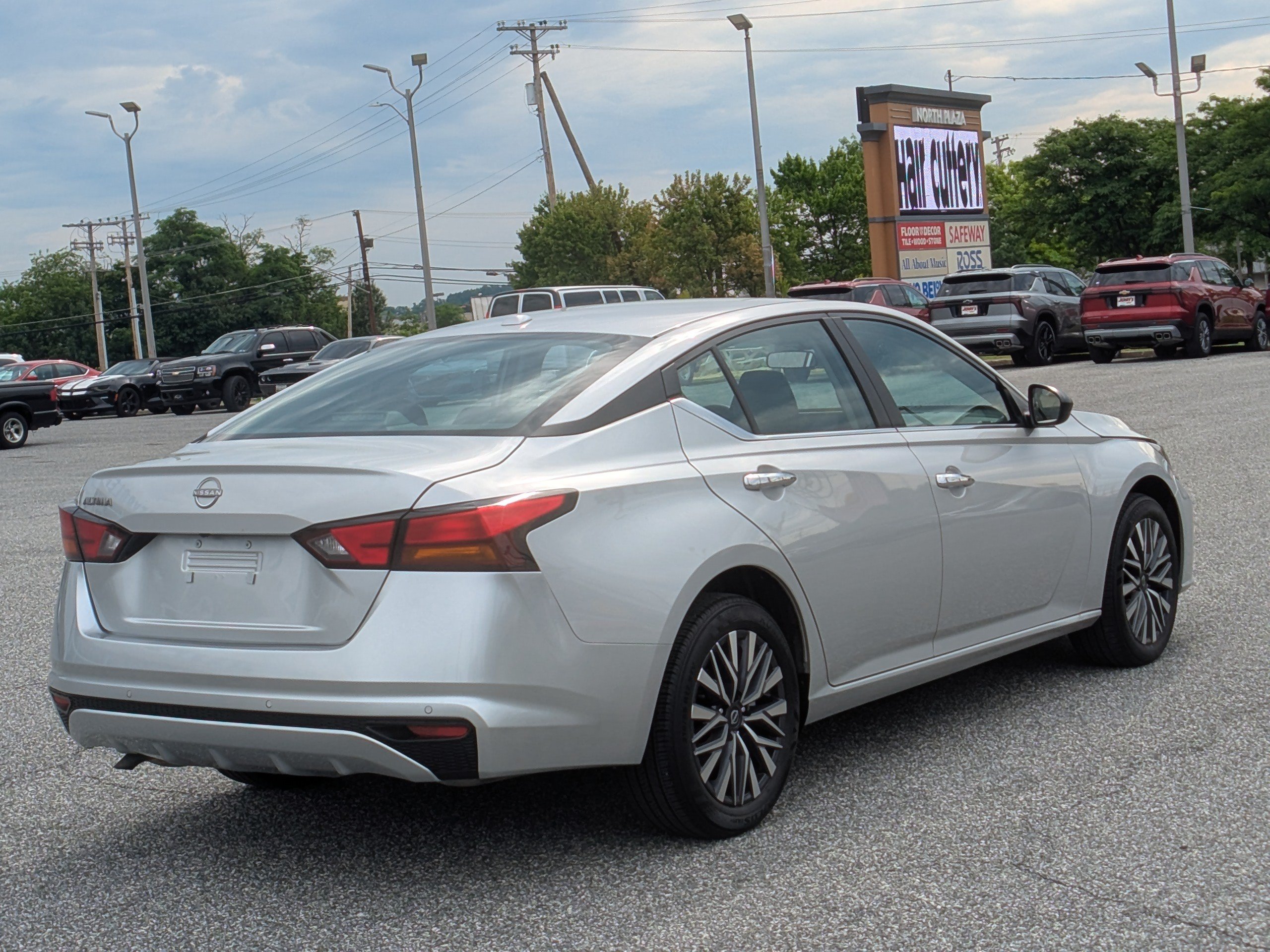 Used 2025 Nissan Altima 2.5 SV AWD/4WD image 9