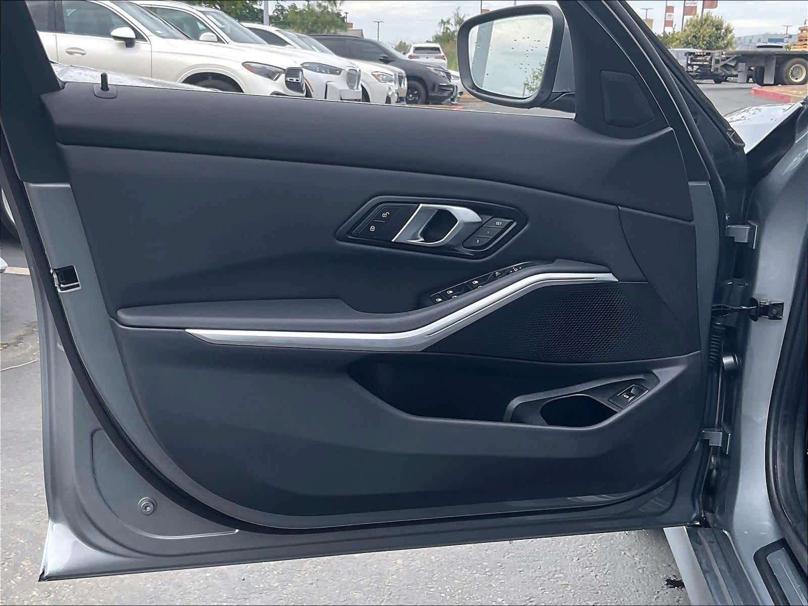 Used 2025 BMW 330i Sedan w/ Premium Package RWD image 26