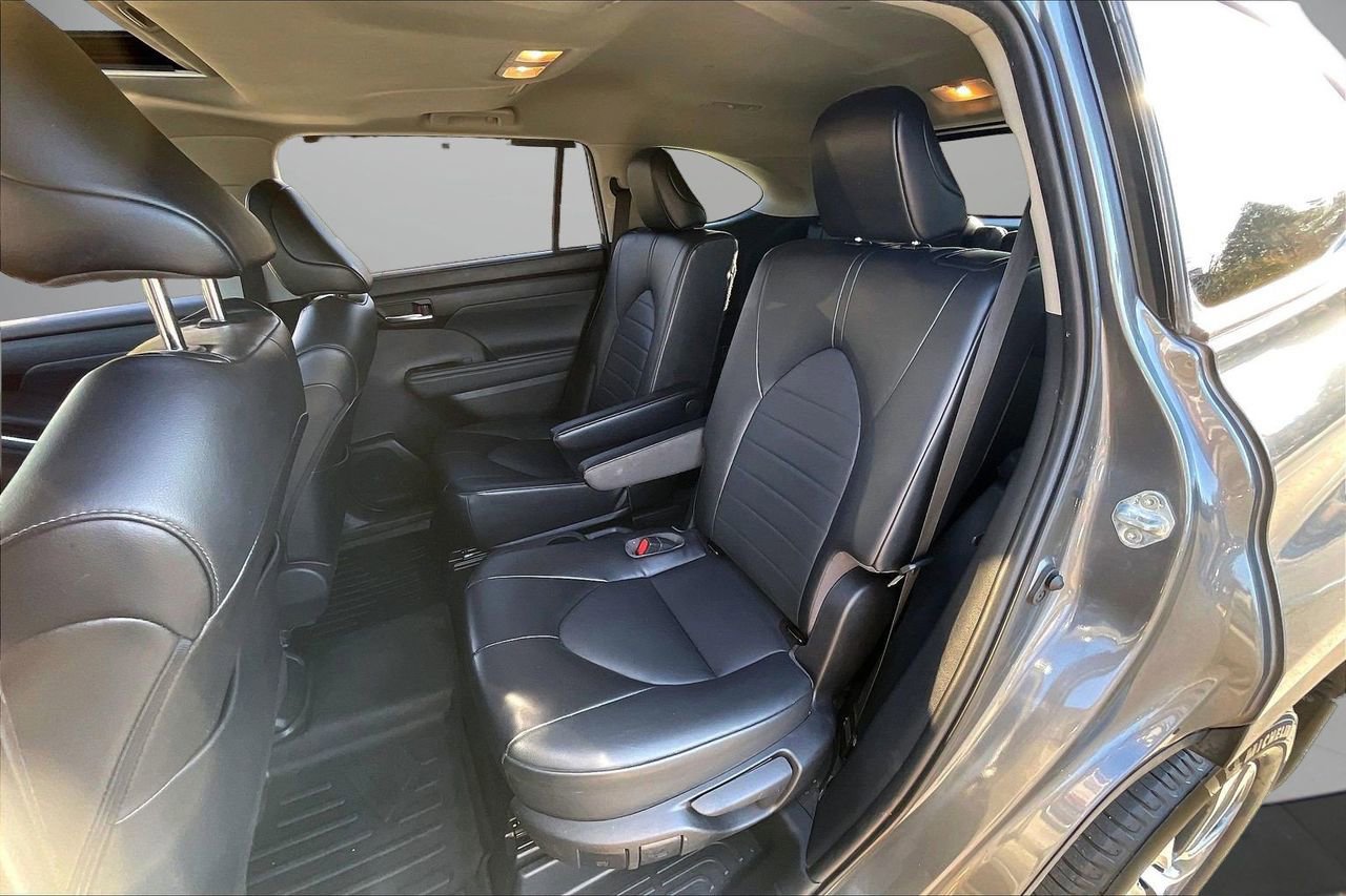 Used 2022 Toyota Highlander XLE image 23