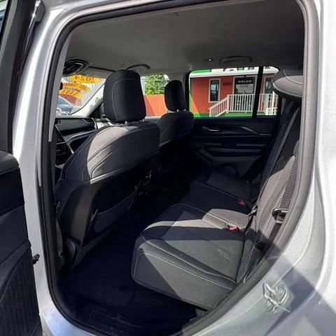 Used 2024 Jeep Grand Cherokee Laredo RWD image 9