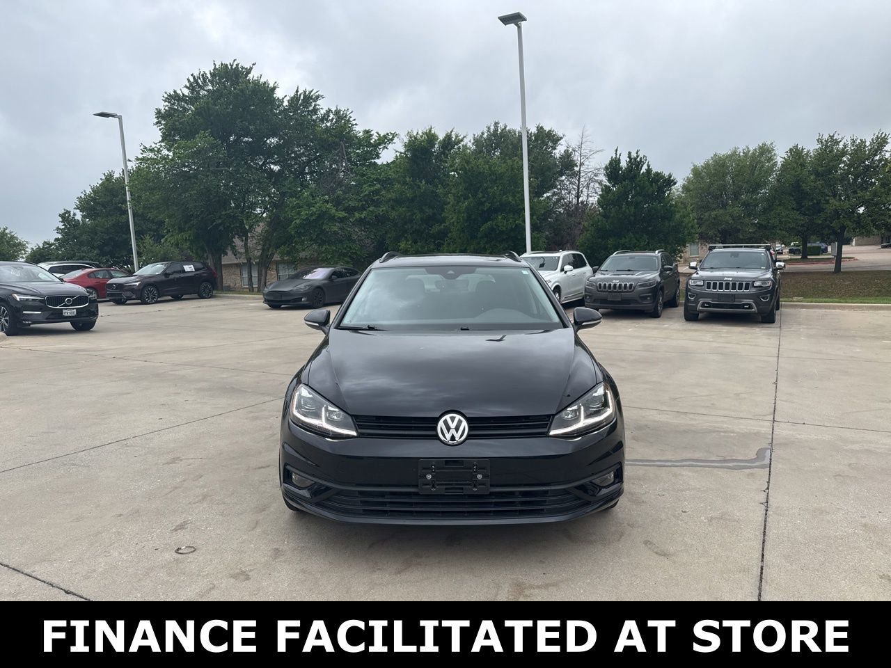 Used 2019 Volkswagen Golf SE image 2