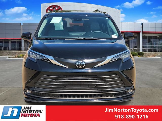 Used 2026 Toyota Sienna XLE FWD image 2