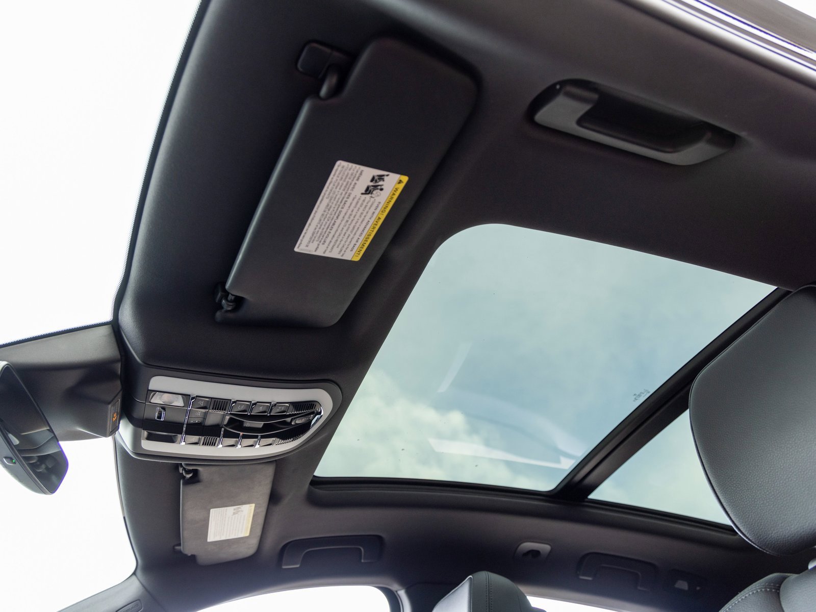 Certified 2025 Porsche Macan image 25