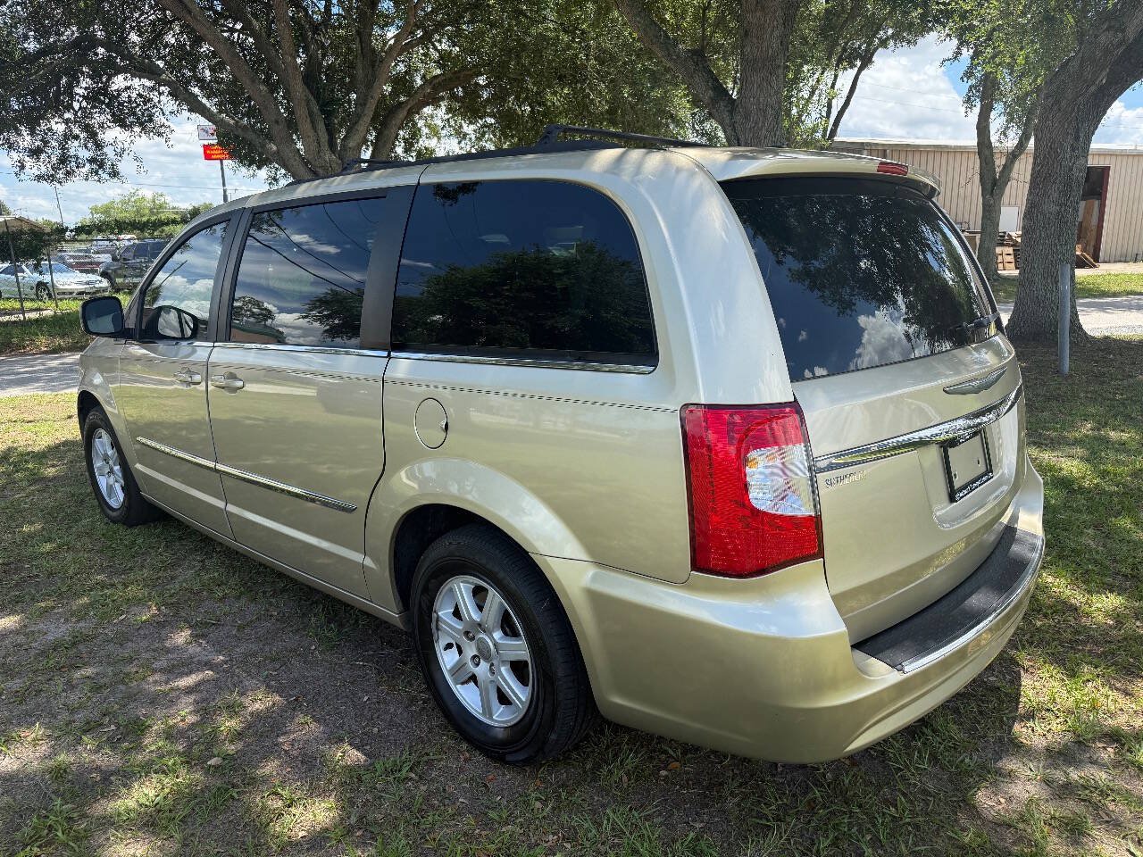 Used 2011 Chrysler Town & Country Touring FWD image 4