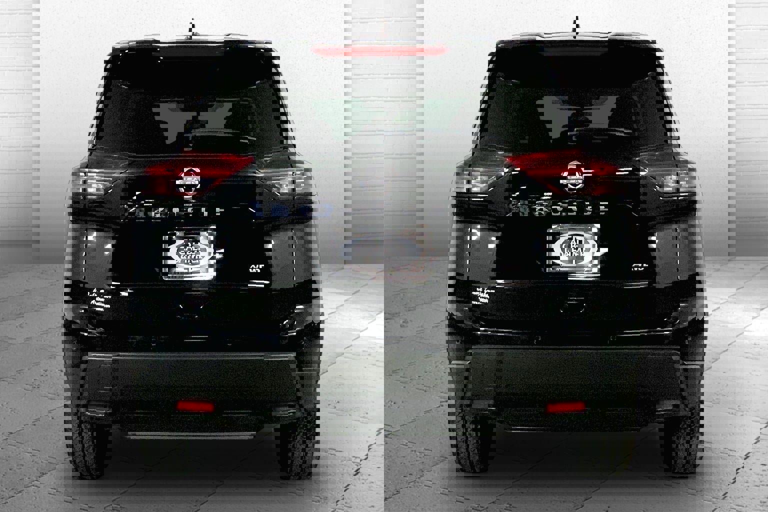 Used 2025 Nissan Rogue SV image 3