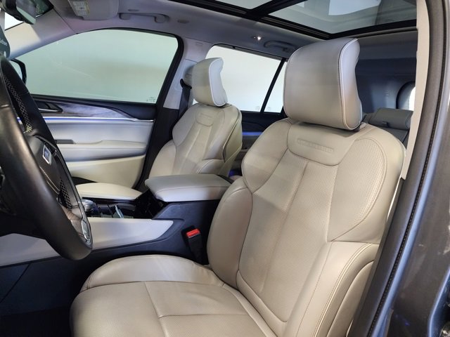 Used 2022 Jeep Grand Cherokee Overland w/ Luxury Tech Group IV image 13